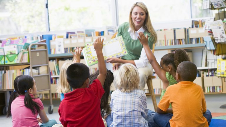 Präsentation des Bilderbuchs für Kinder zur Information über Tinnitus