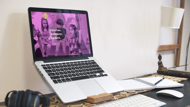 Seiten der Website für die Forschungsnachrichten und die Präsentation der Arbeit der Stiftung